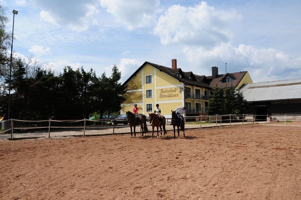 Bauernhof Reiterhof-altmühlsee公司